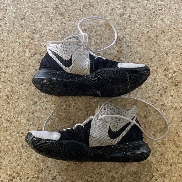 Kyrie Oreo 5 Size 8 M/ 9.5 W main image 6